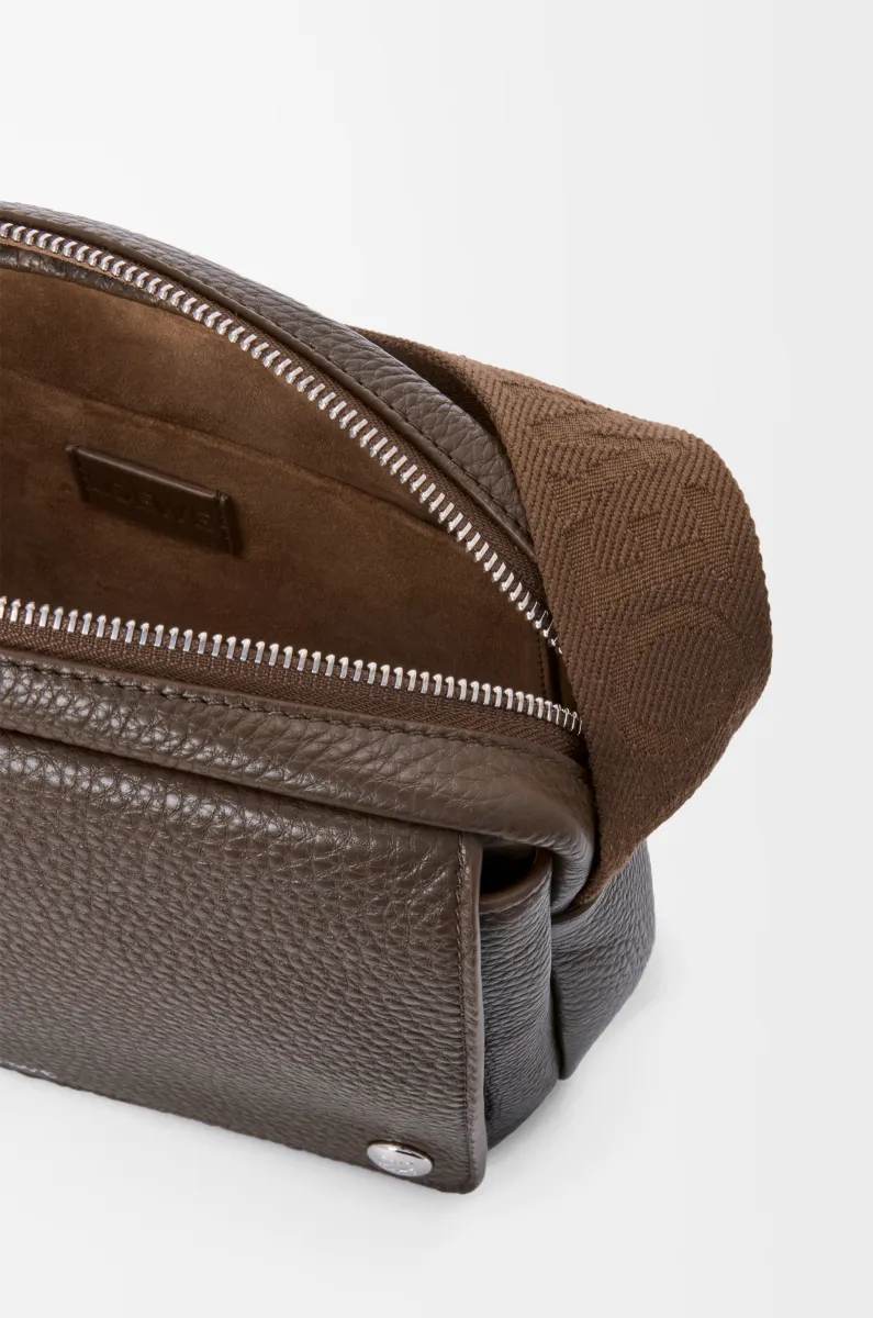 中号柔软粒面牛皮革 Pebble 邮差包