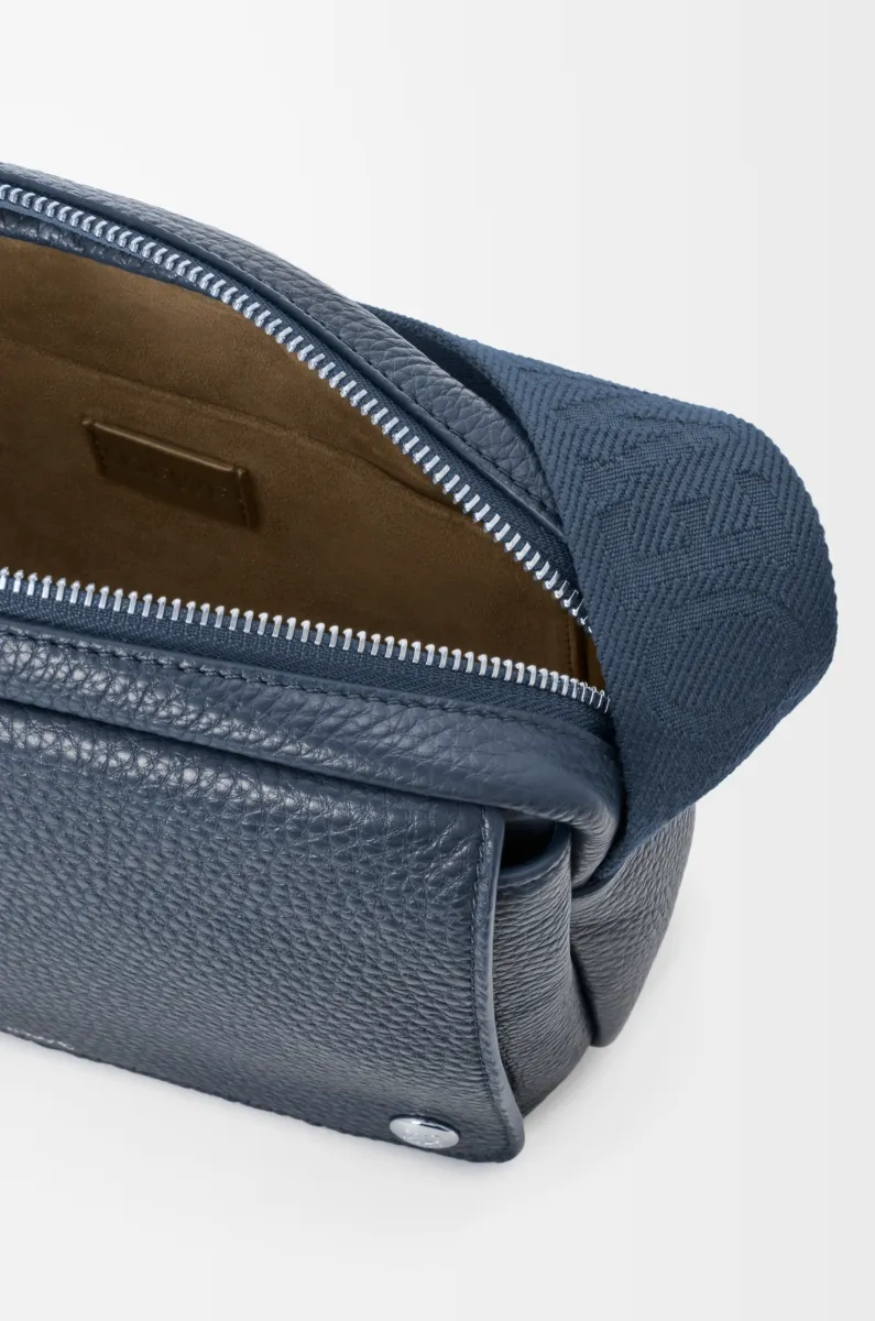 中号柔软粒面牛皮革 Pebble 邮差包