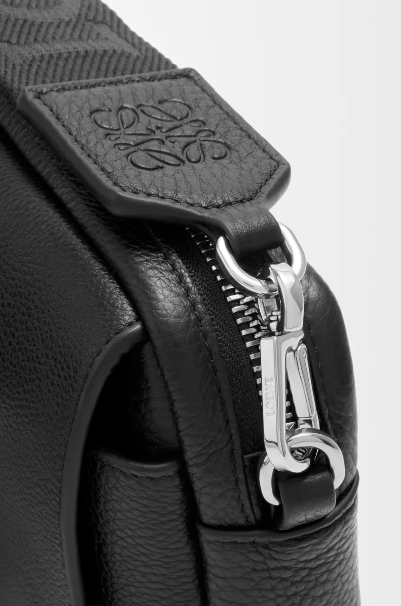 小号柔软粒面牛皮革 Pebble 邮差包