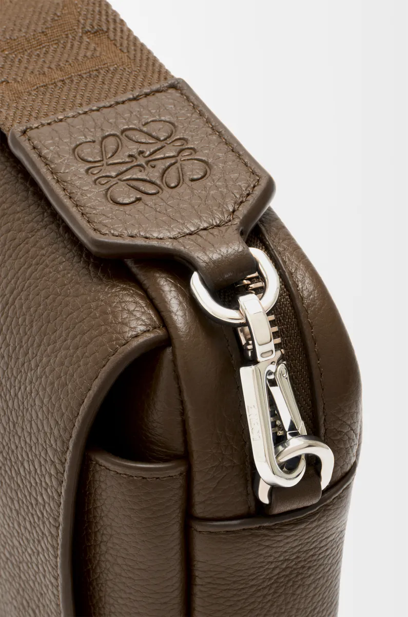 小号柔软粒面牛皮革 Pebble 邮差包