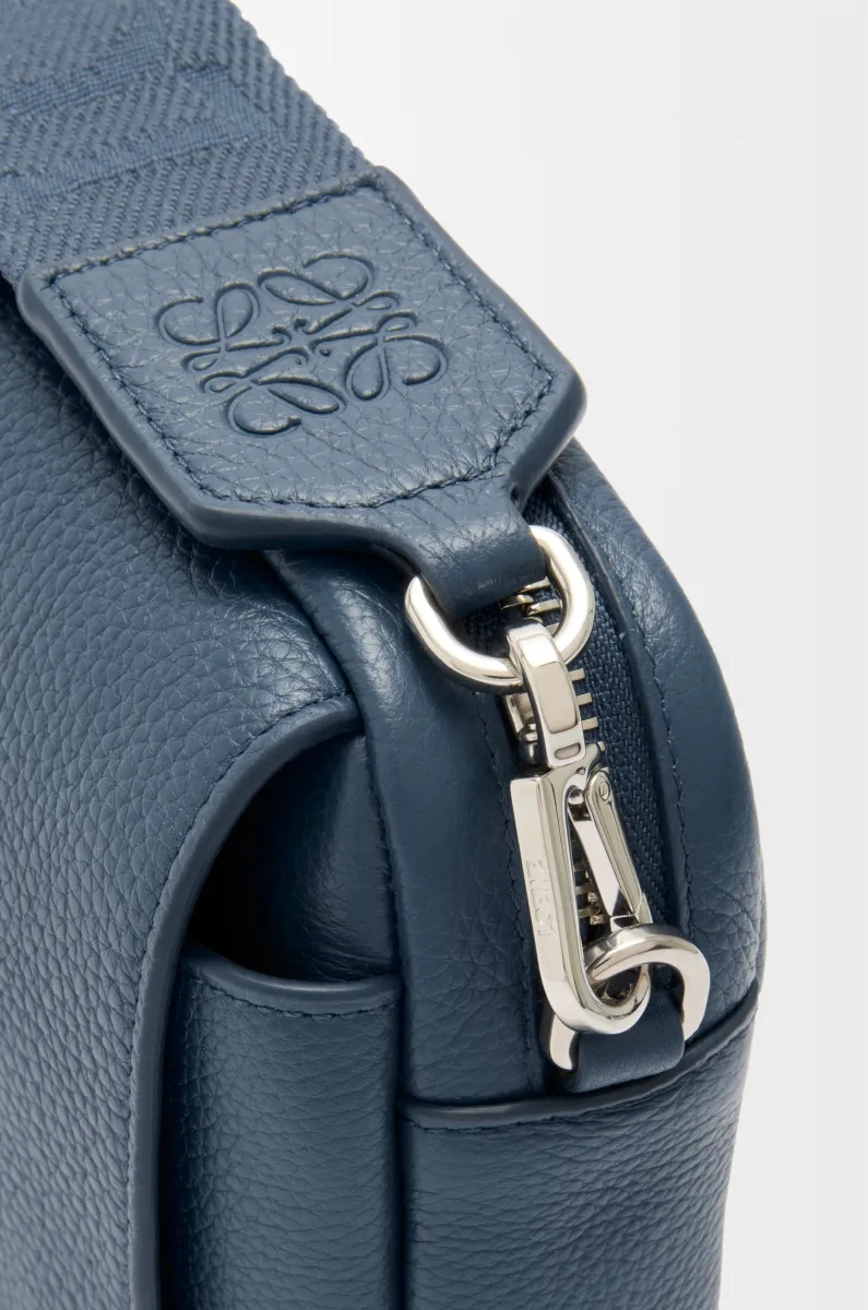 小号柔软粒面牛皮革 Pebble 邮差包