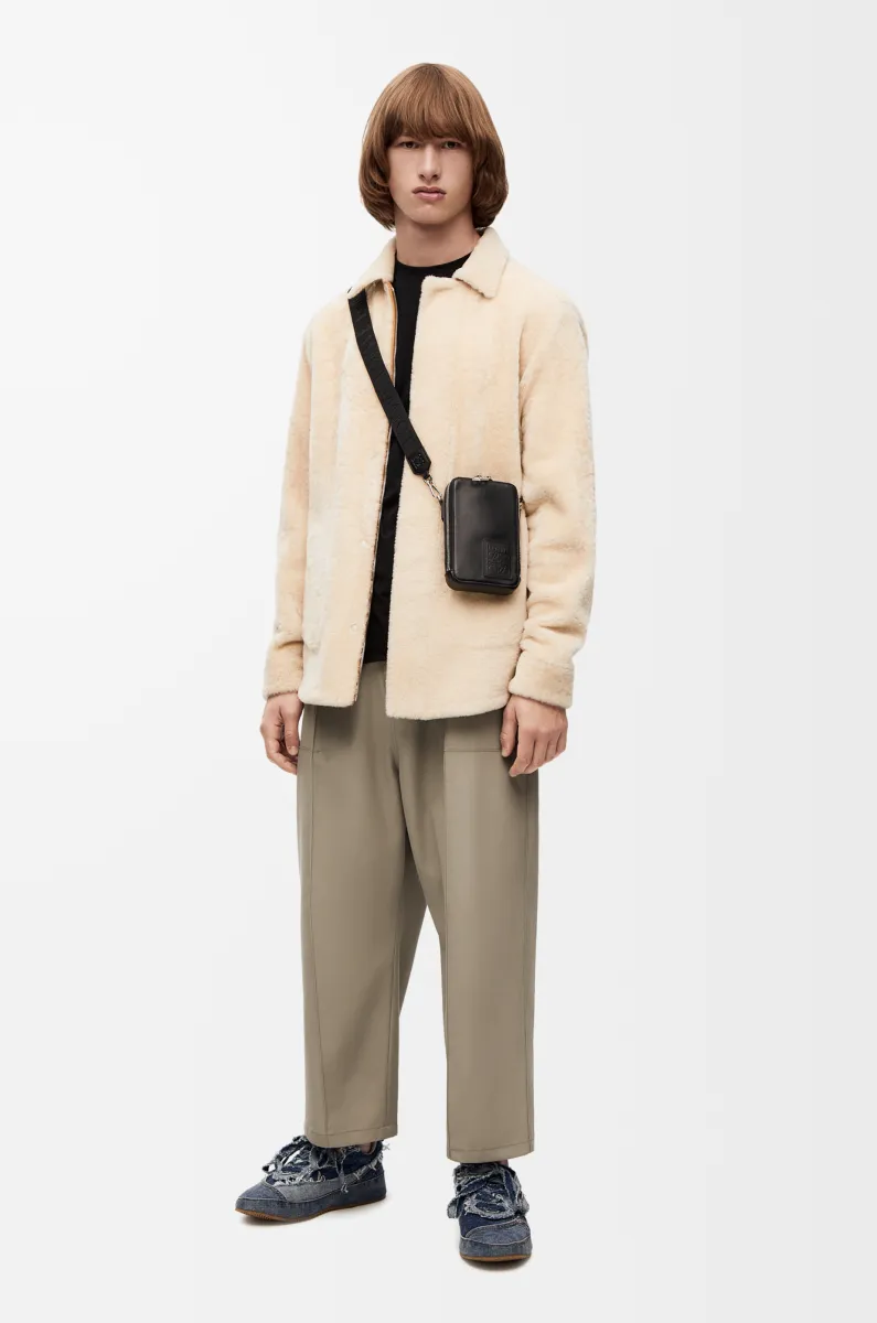 缎面牛皮革竖款斜挎小袋