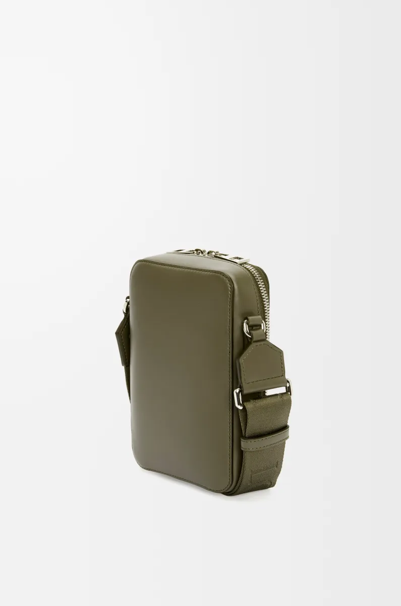 缎面牛皮革竖款斜挎小袋