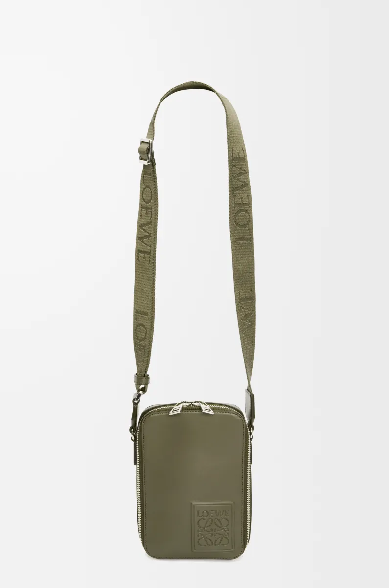 缎面牛皮革竖款斜挎小袋