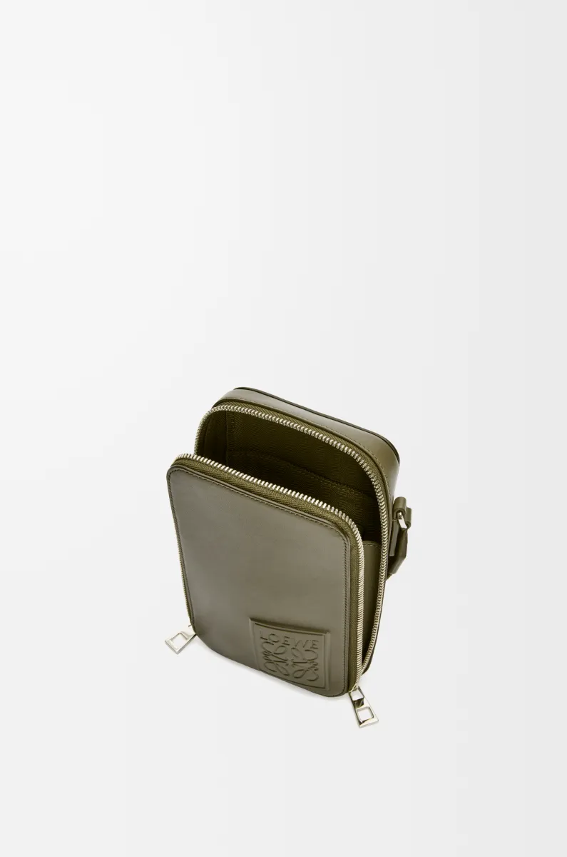 缎面牛皮革竖款斜挎小袋