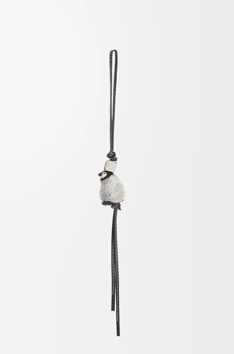 毛毡和牛皮革小企鹅挂饰