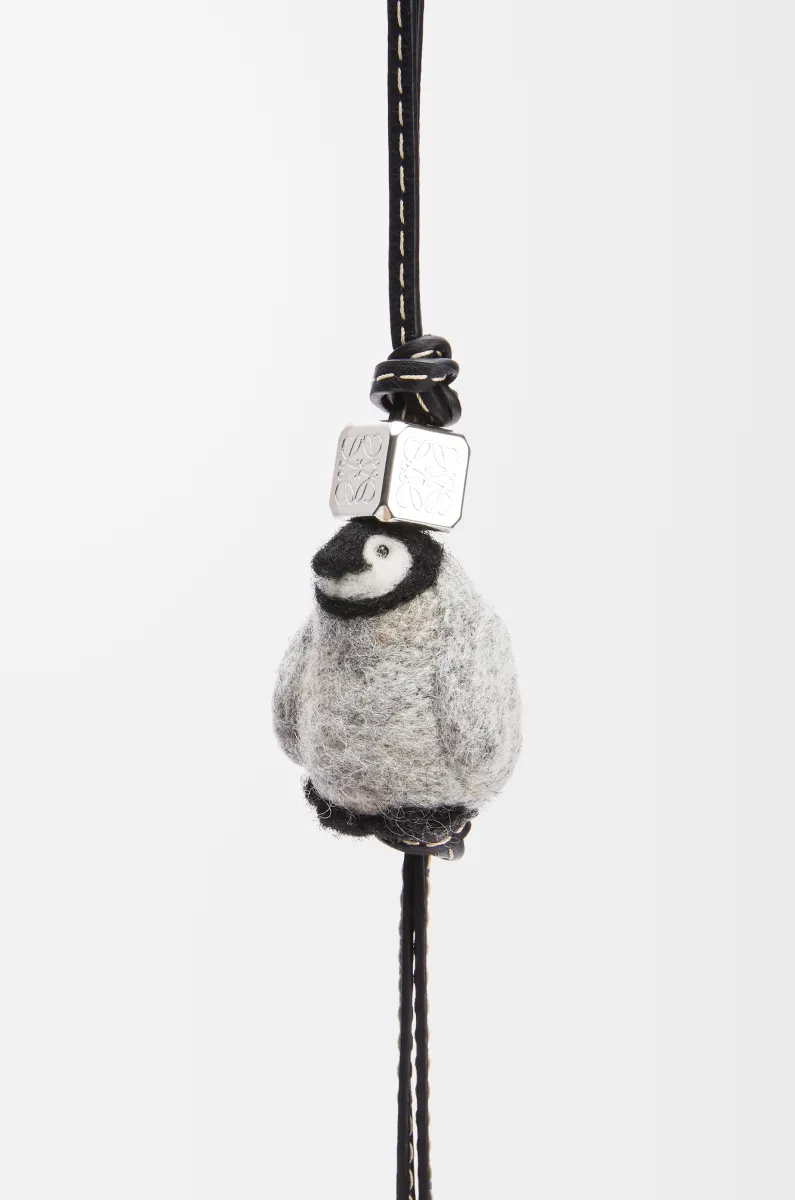 毛毡和牛皮革小企鹅挂饰