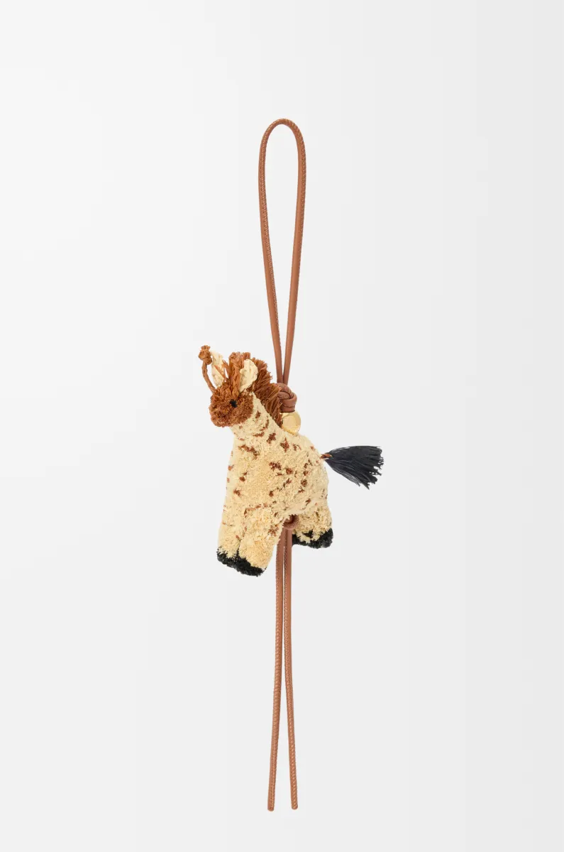 拉菲草和牛皮革长颈鹿挂饰