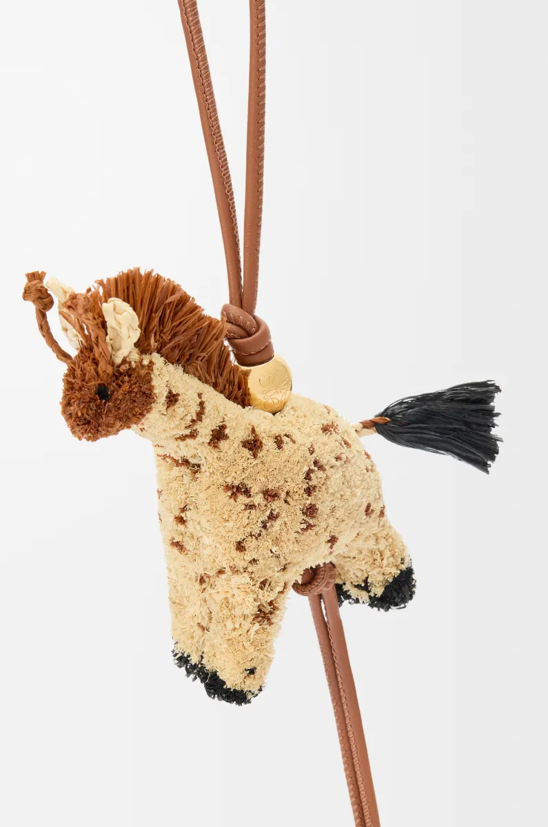 拉菲草和牛皮革长颈鹿挂饰