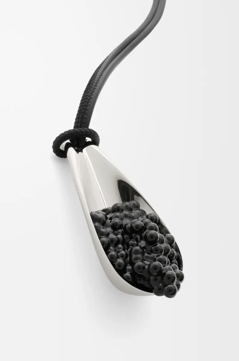 经典牛皮革和树脂鱼子酱汤匙挂饰