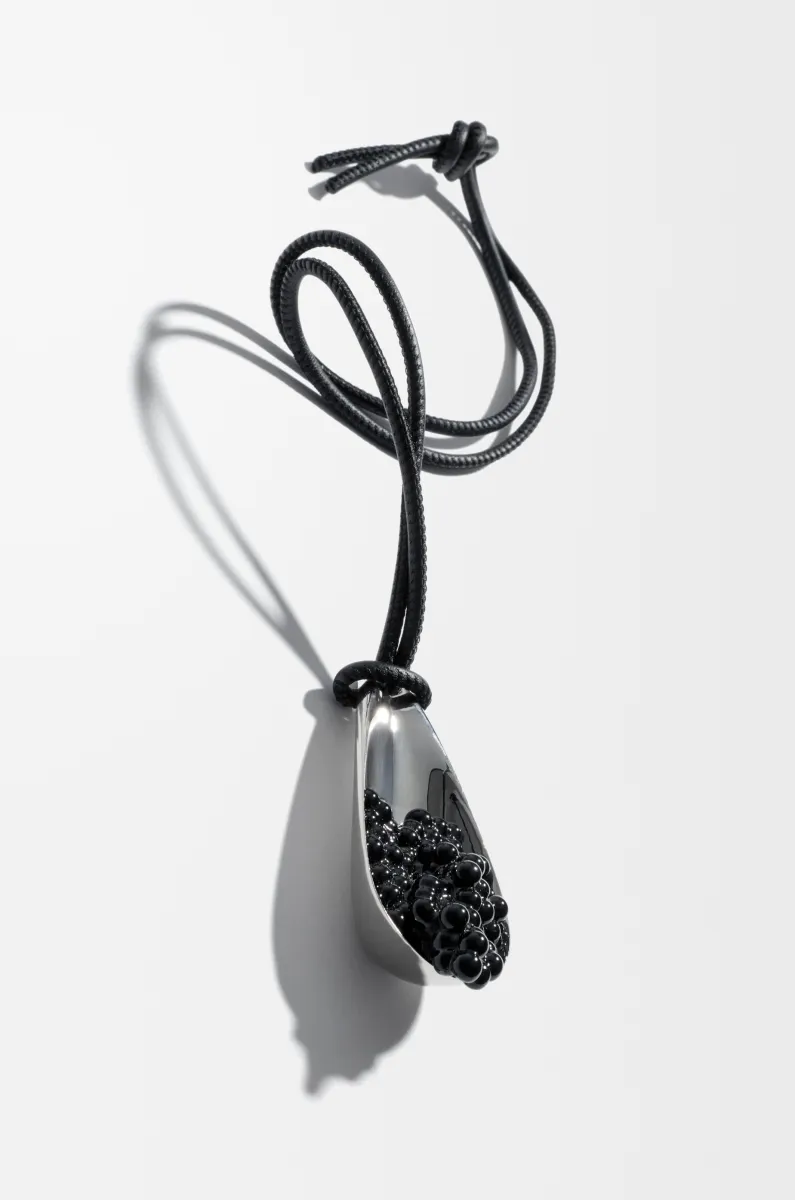 经典牛皮革和树脂鱼子酱汤匙挂饰