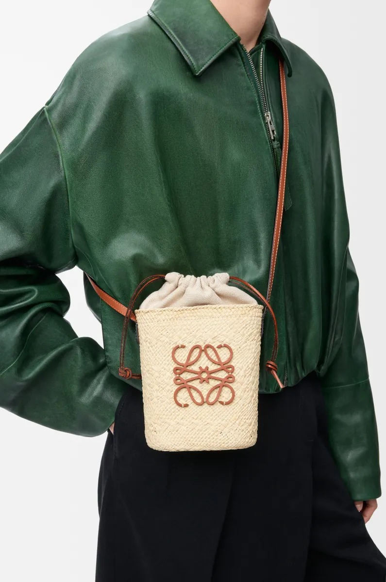 伊拉卡棕榈纤维和牛皮革方形小袋