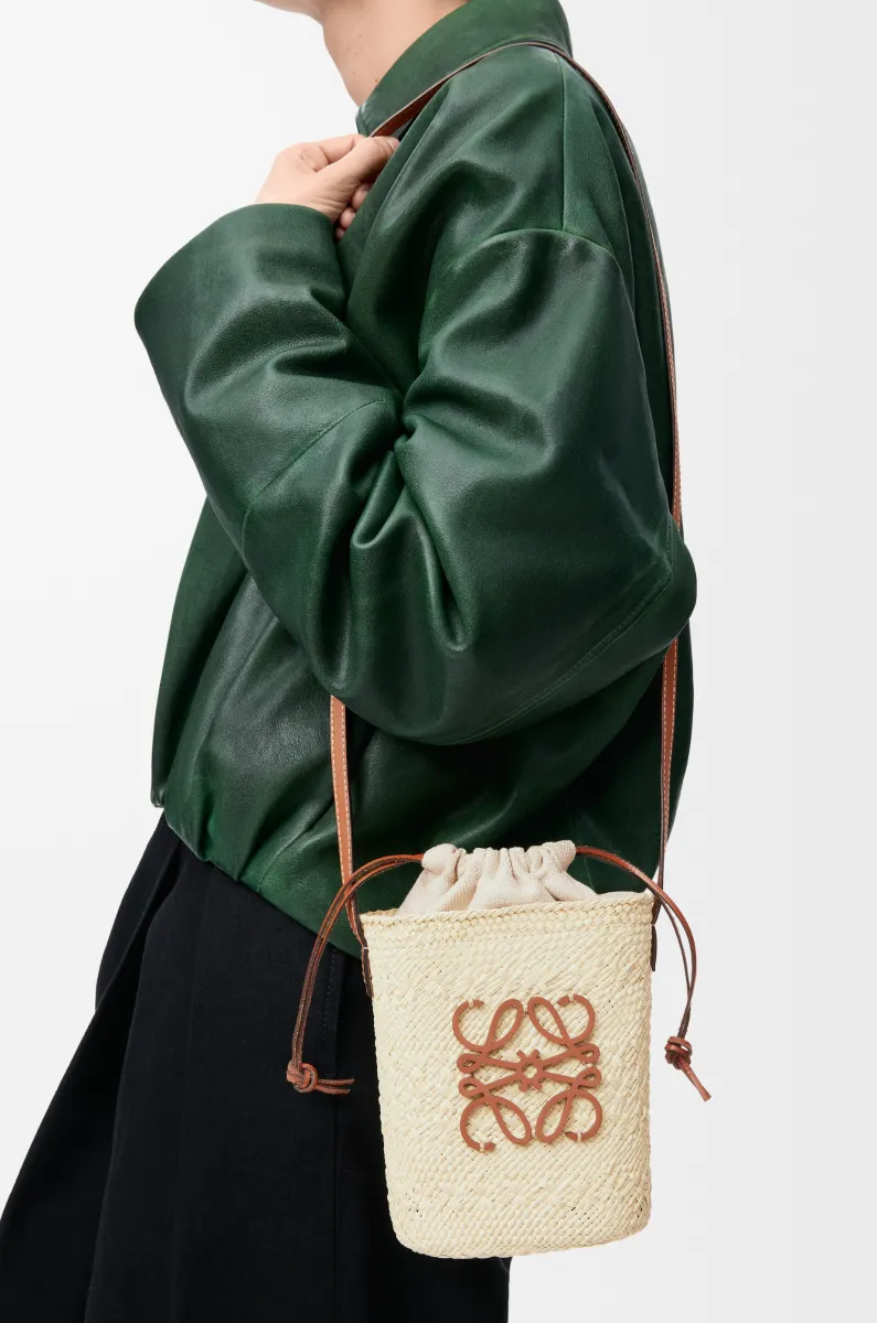 伊拉卡棕榈纤维和牛皮革方形小袋