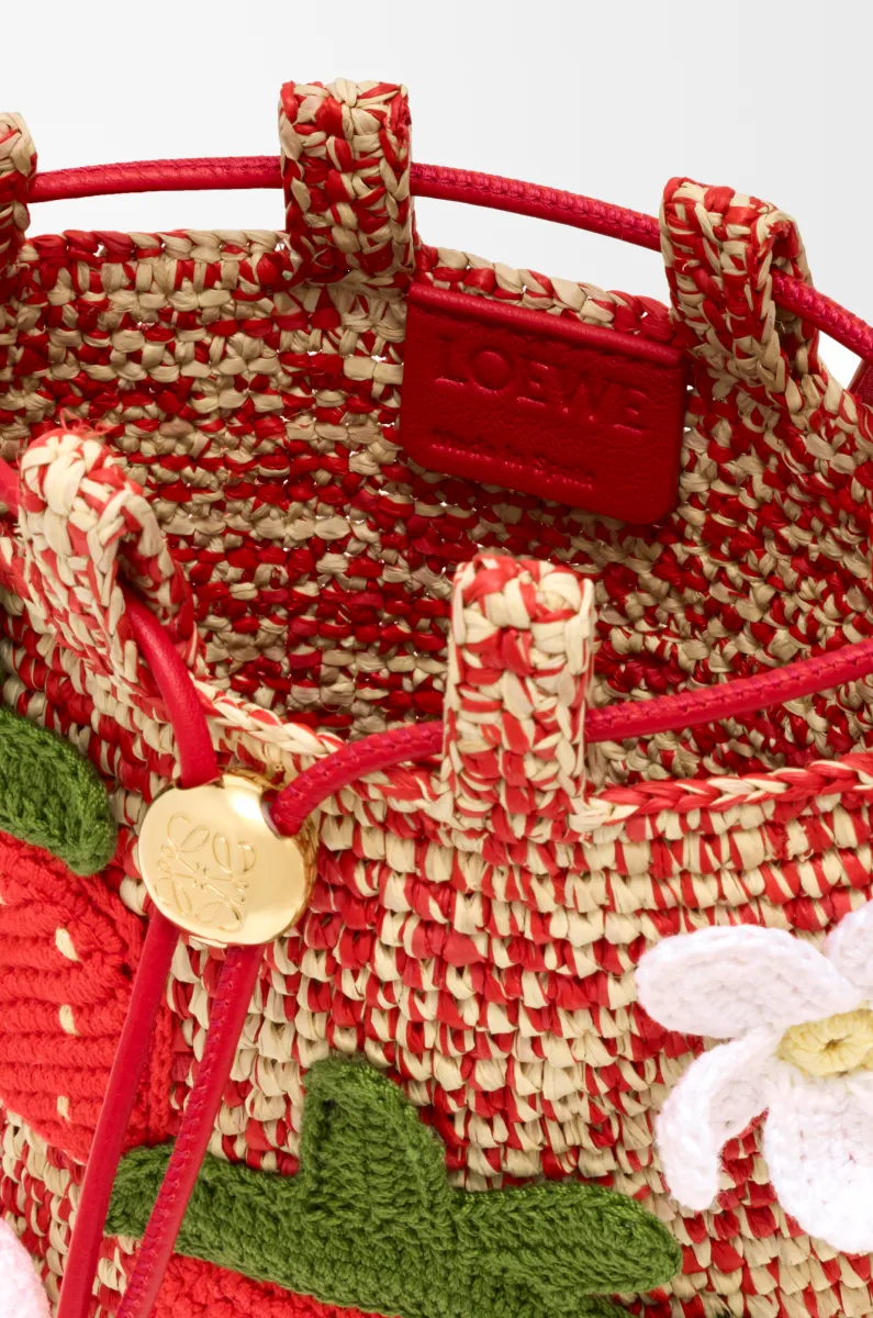 经典牛皮革和拉菲草草莓抽绳小袋