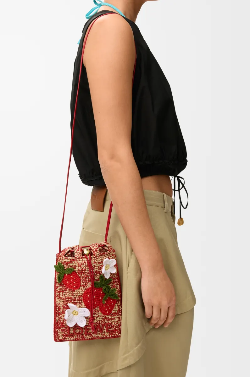 经典牛皮革和拉菲草草莓抽绳小袋