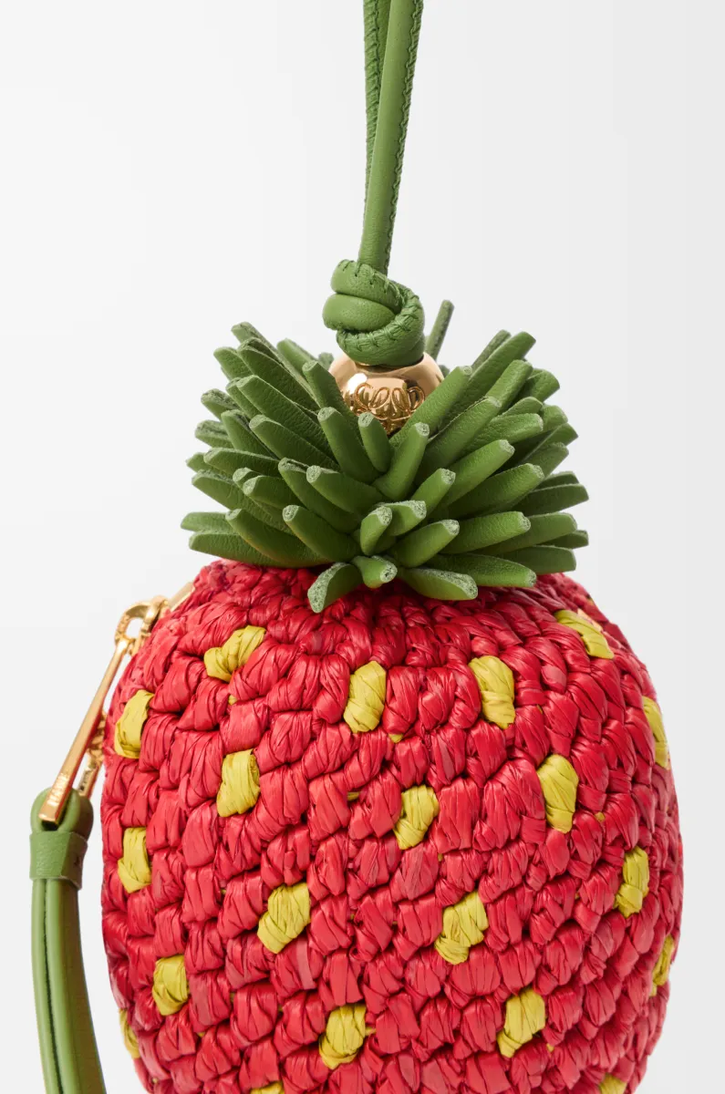 拉菲草和经典牛皮革草莓硬币钱包