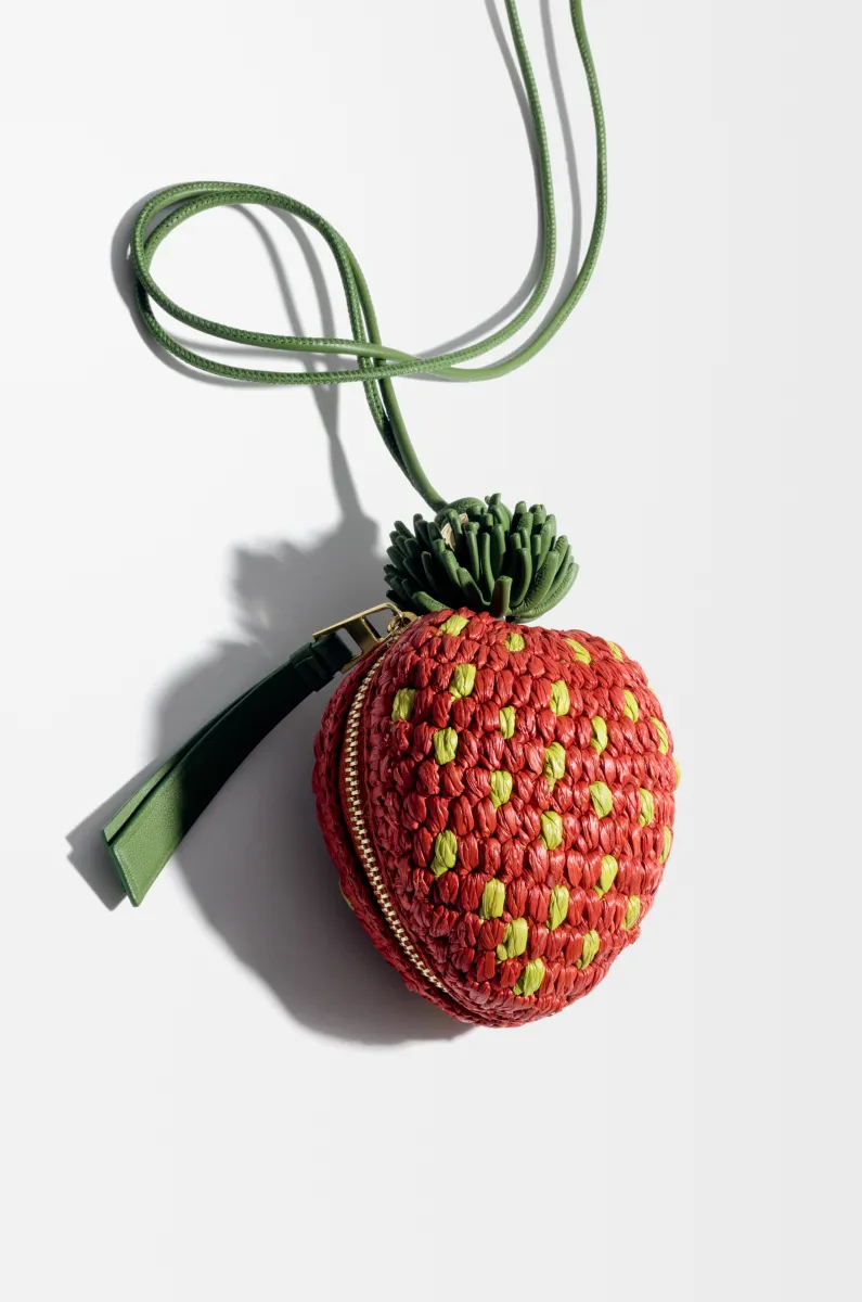 拉菲草和经典牛皮革草莓硬币钱包