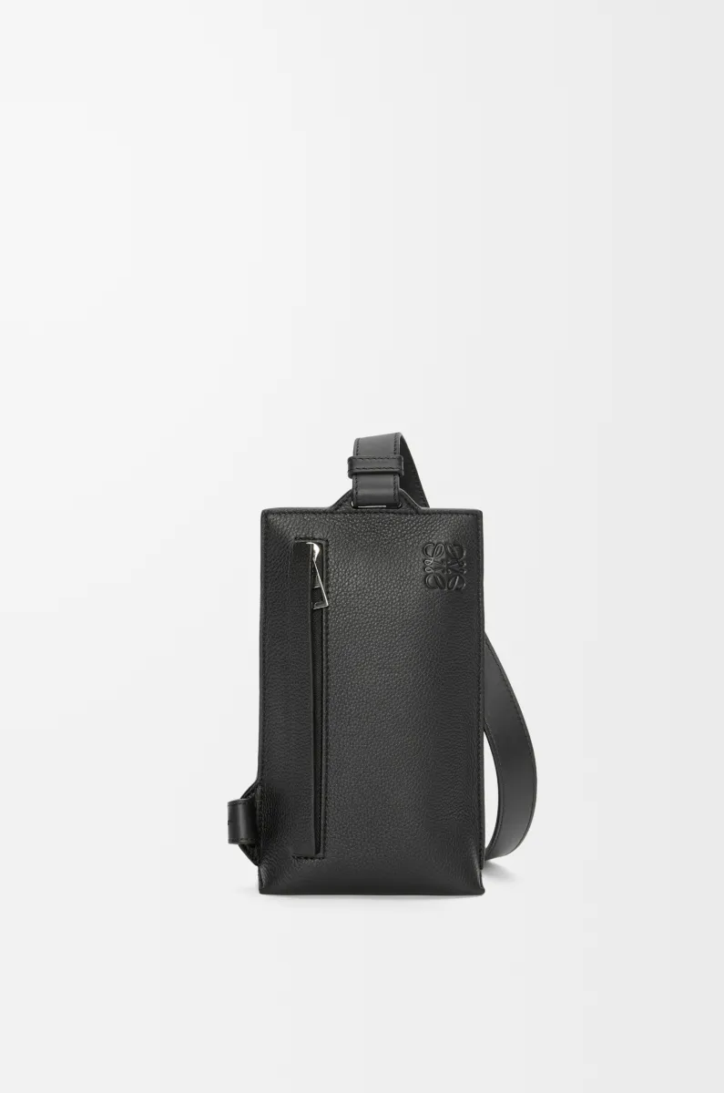 柔软粒面牛皮革竖款 T Pocket 小袋