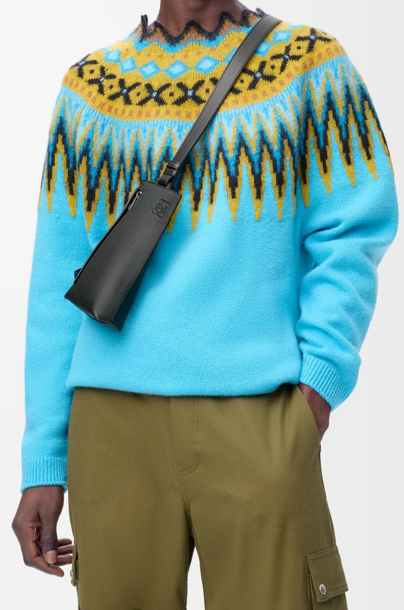 柔软粒面牛皮革竖款 T Pocket 小袋