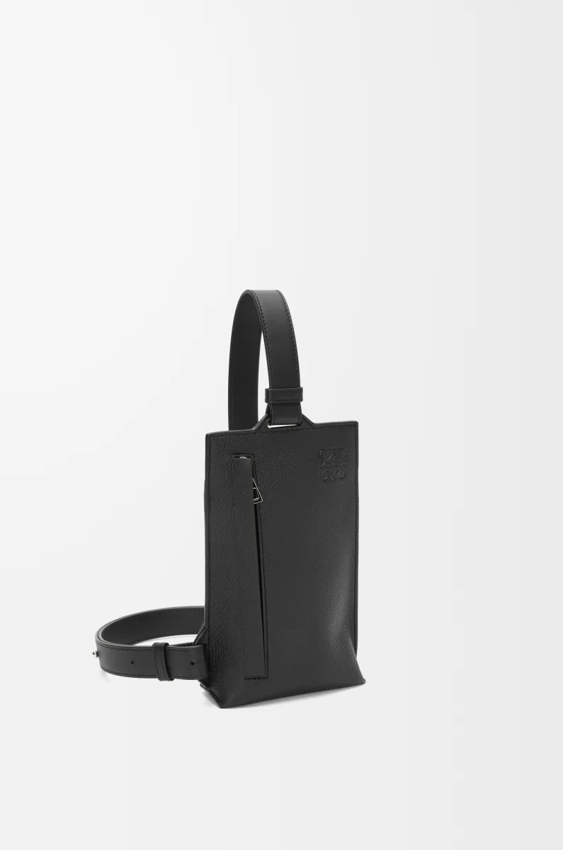 柔软粒面牛皮革竖款 T Pocket 小袋