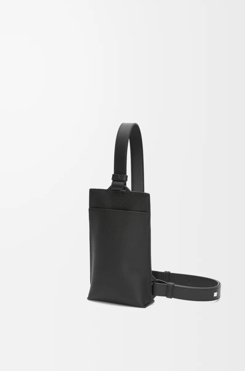 柔软粒面牛皮革竖款 T Pocket 小袋