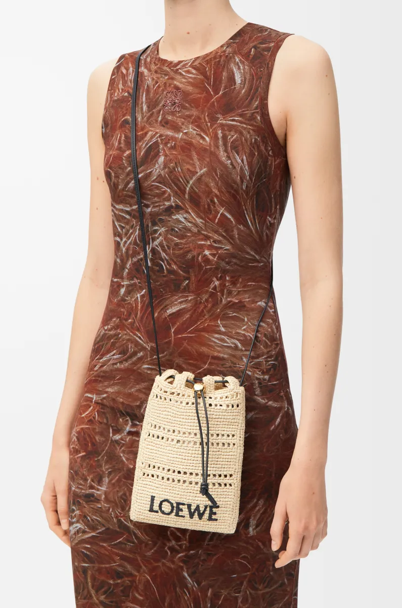 拉菲草抽绳手拿包