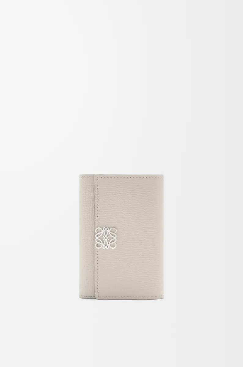 小号鹅卵石纹牛皮革 Anagram 竖款钱包