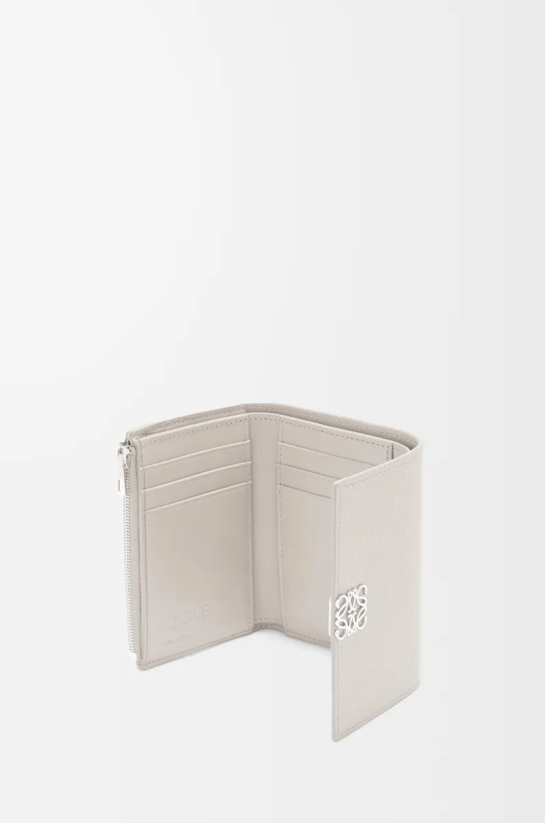 小号鹅卵石纹牛皮革 Anagram 竖款钱包