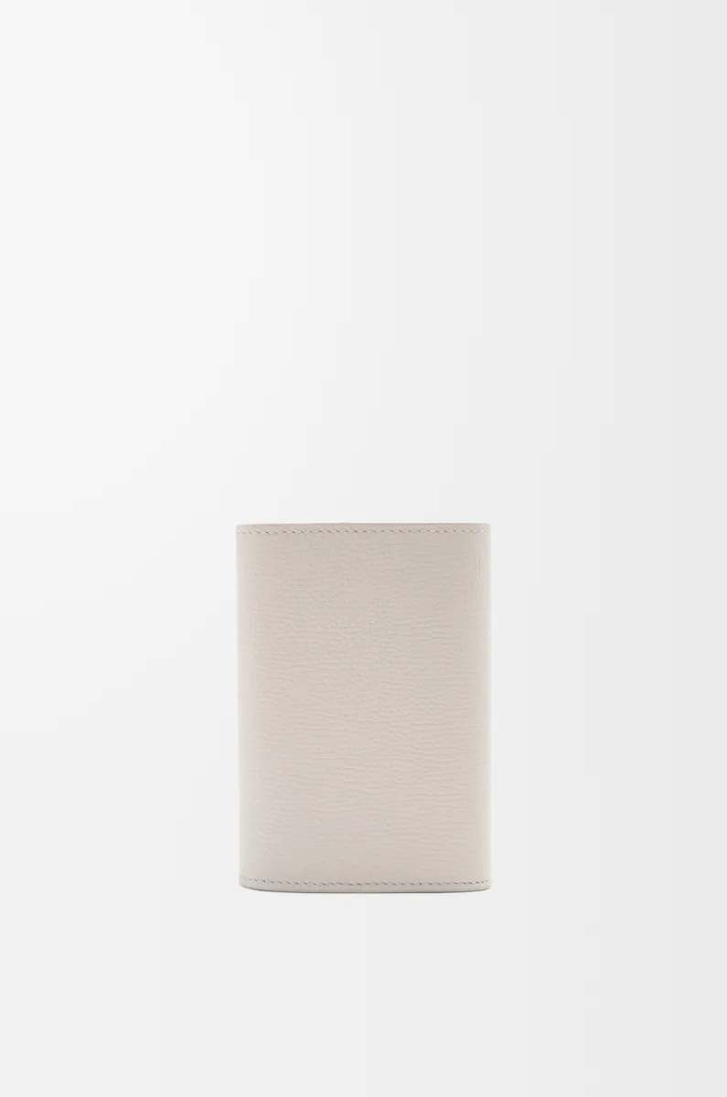 小号鹅卵石纹牛皮革 Anagram 竖款钱包