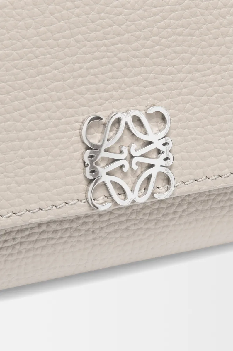 小号鹅卵石纹牛皮革 Anagram 竖款钱包