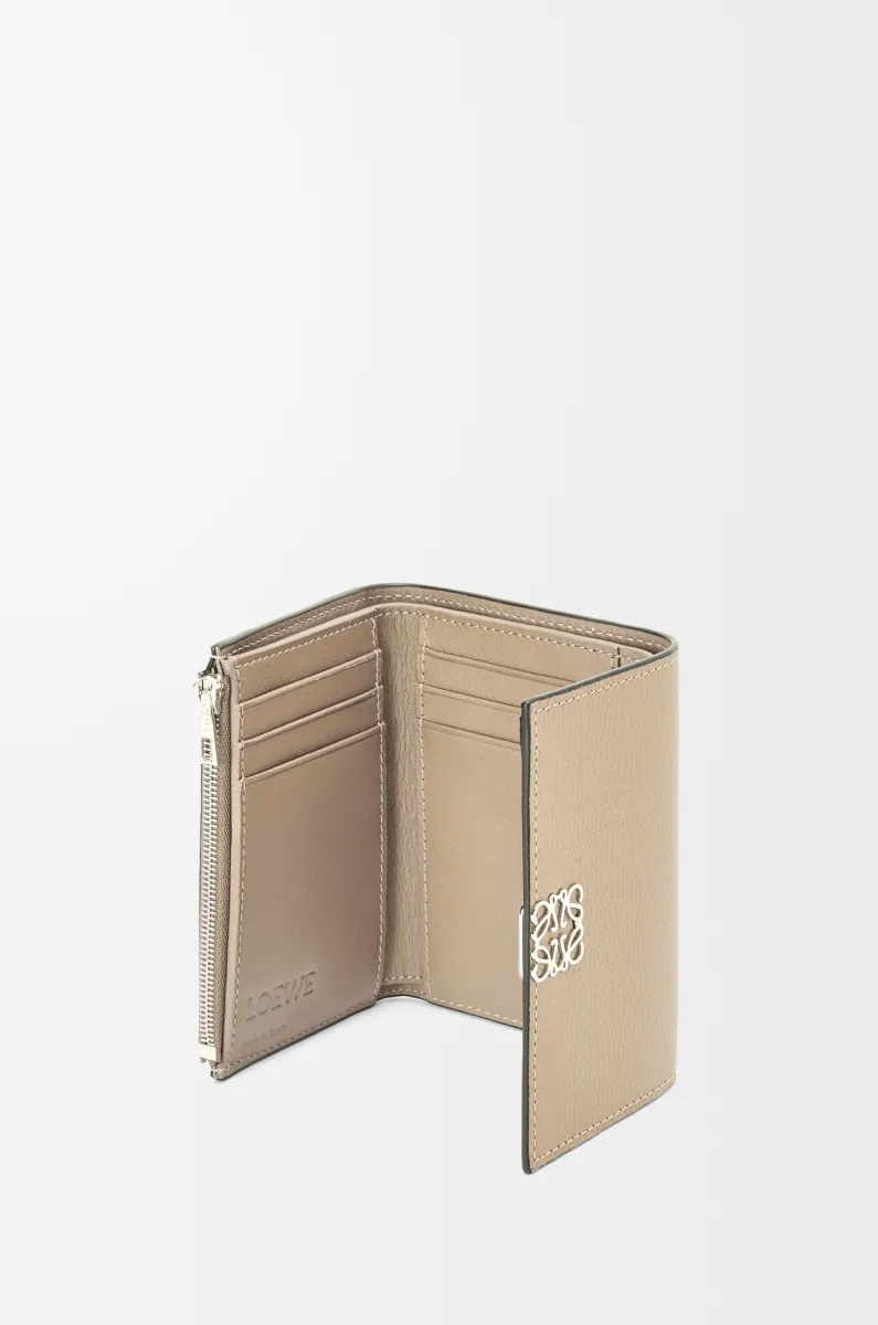 小号鹅卵石纹牛皮革 Anagram 竖款钱包