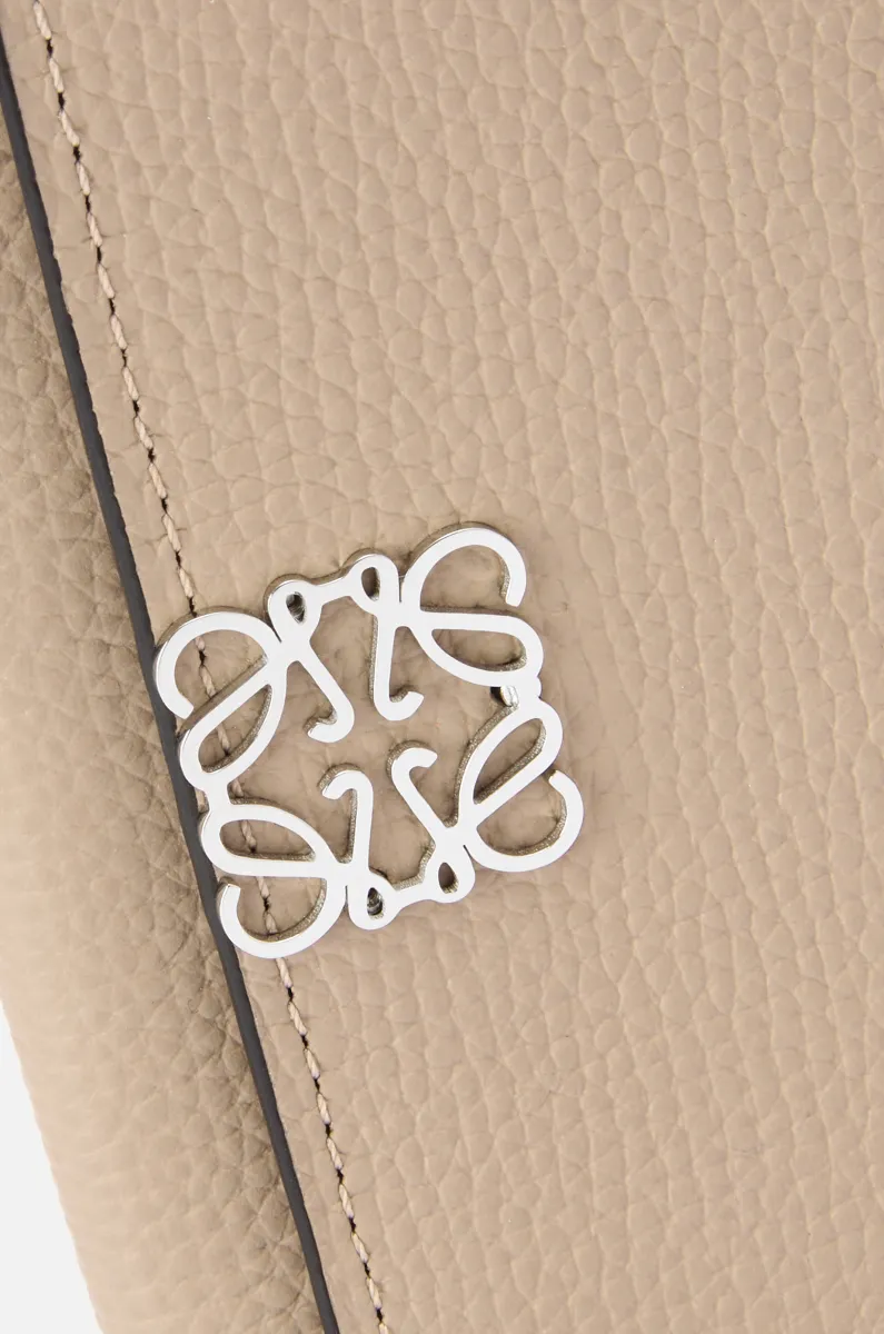 小号鹅卵石纹牛皮革 Anagram 竖款钱包