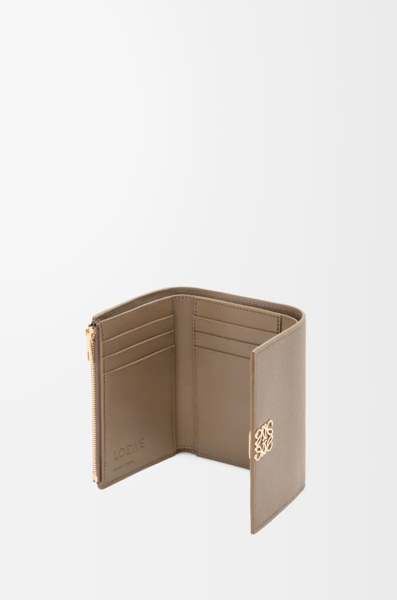 小号鹅卵石纹牛皮革 Anagram 竖款钱包