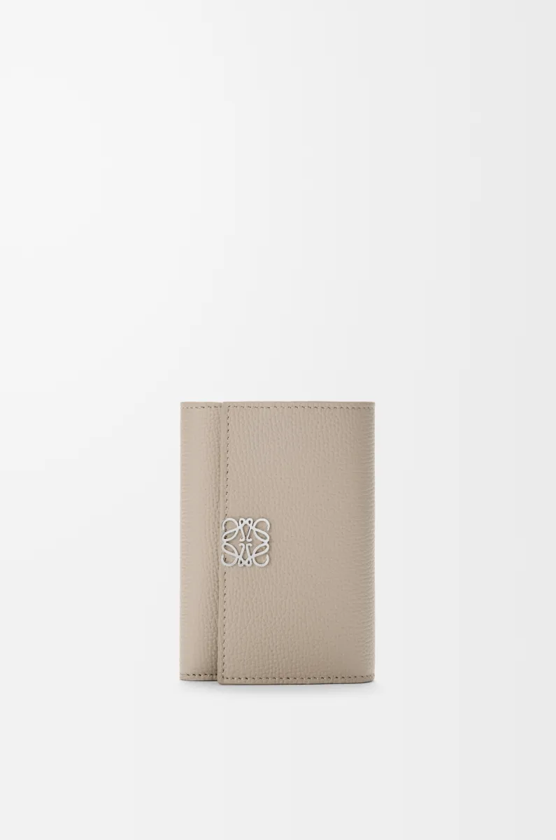 小号鹅卵石纹牛皮革 Anagram 竖款钱包