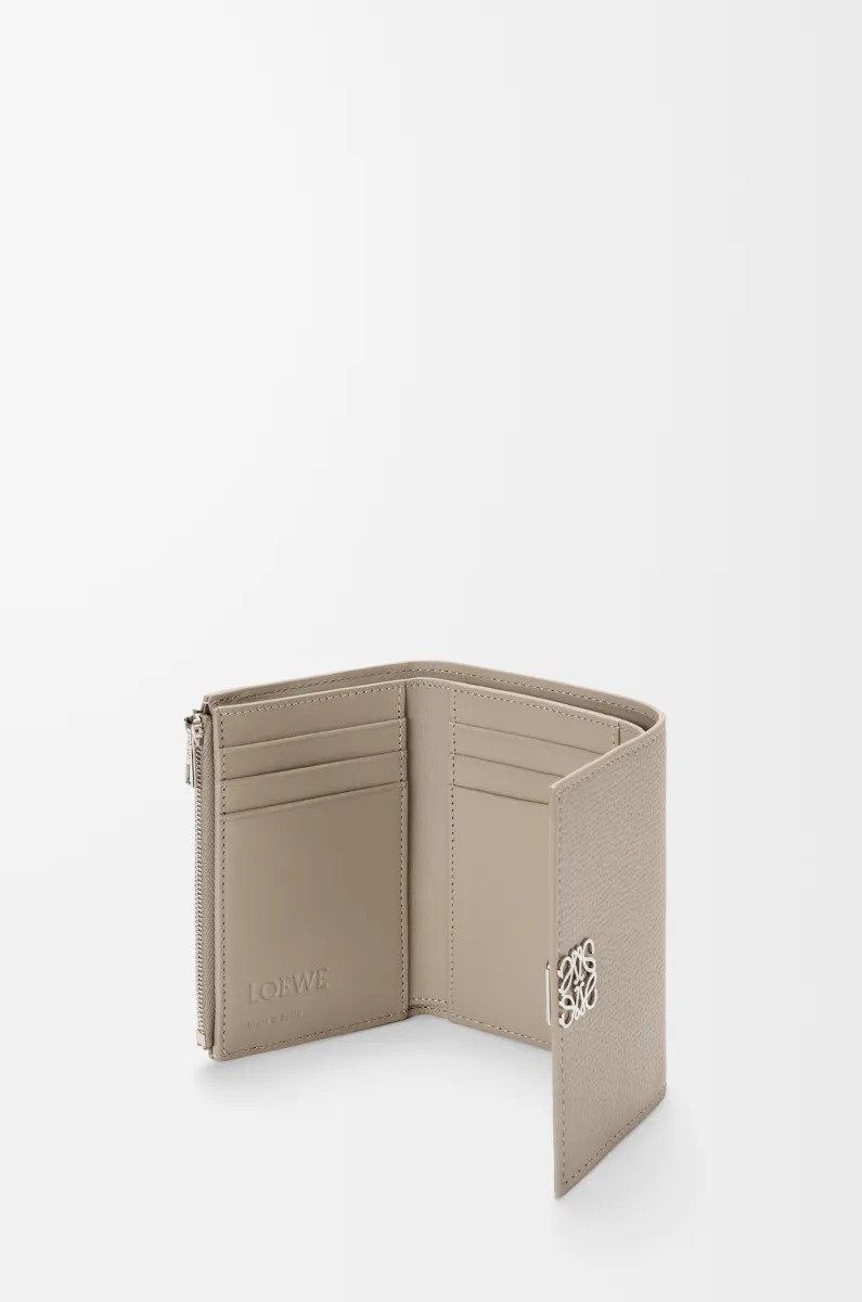 小号鹅卵石纹牛皮革 Anagram 竖款钱包