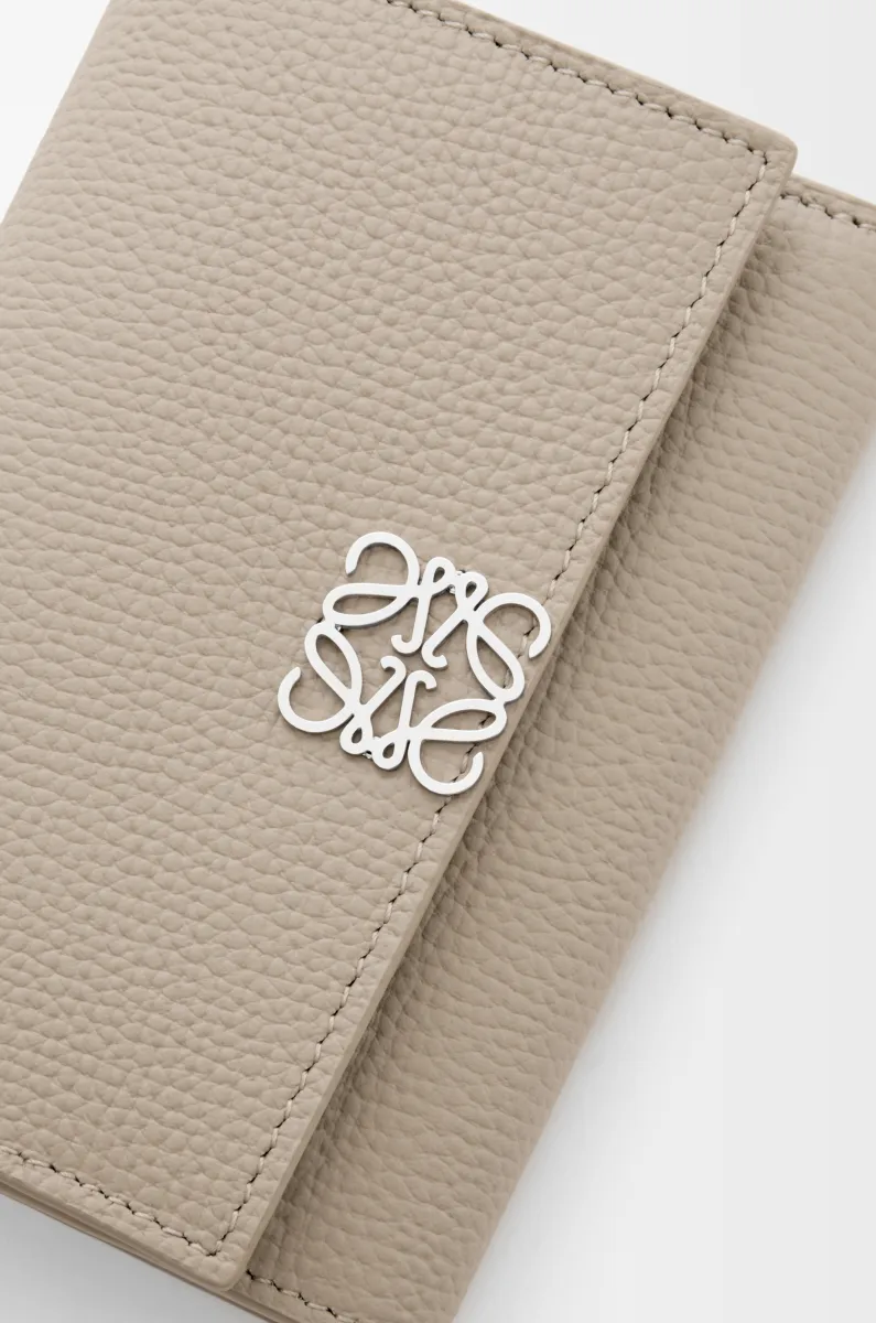 小号鹅卵石纹牛皮革 Anagram 竖款钱包