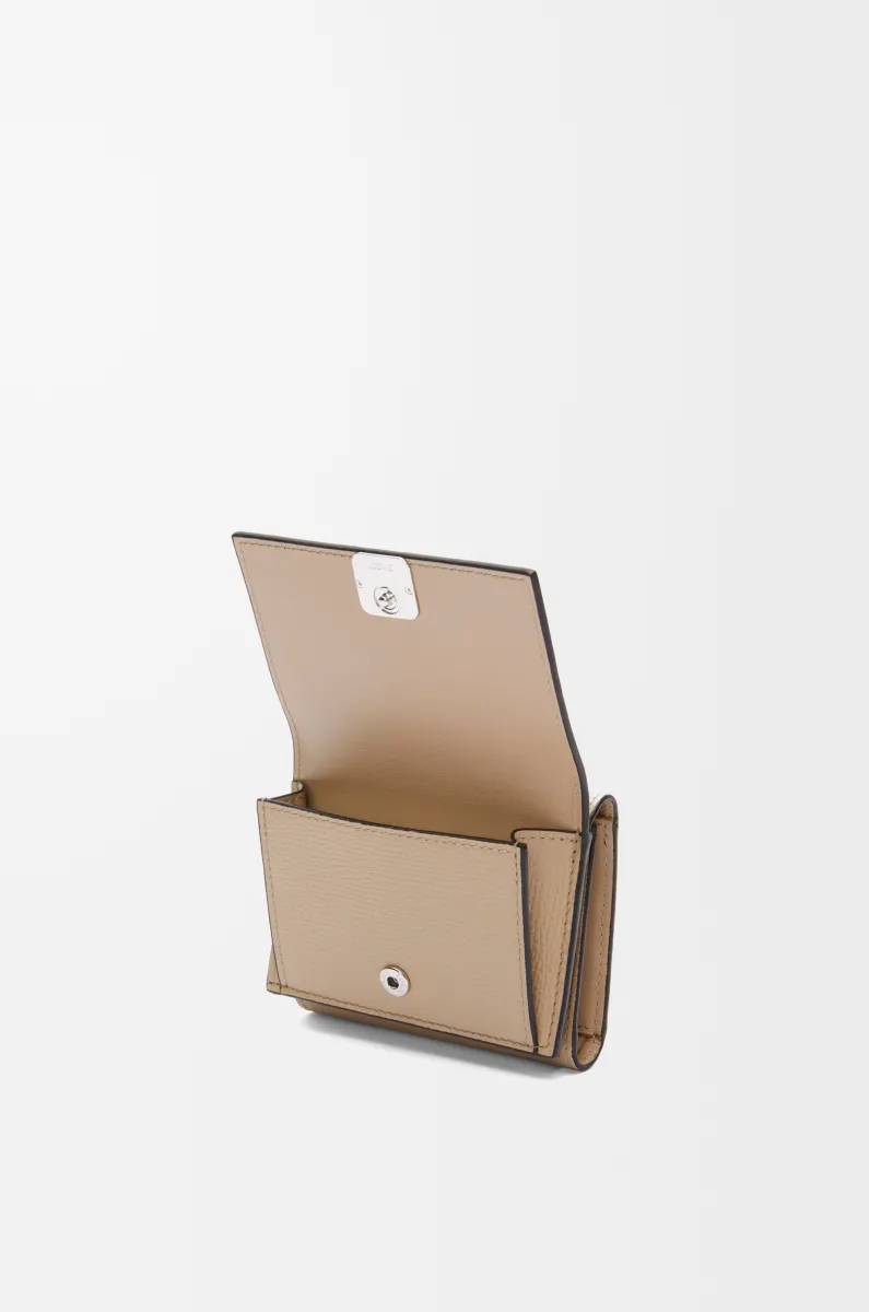 鹅卵石纹牛皮革 Anagram 三折钱包