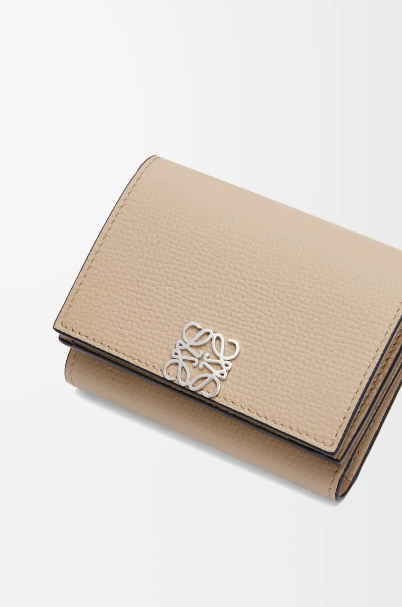 鹅卵石纹牛皮革 Anagram 三折钱包