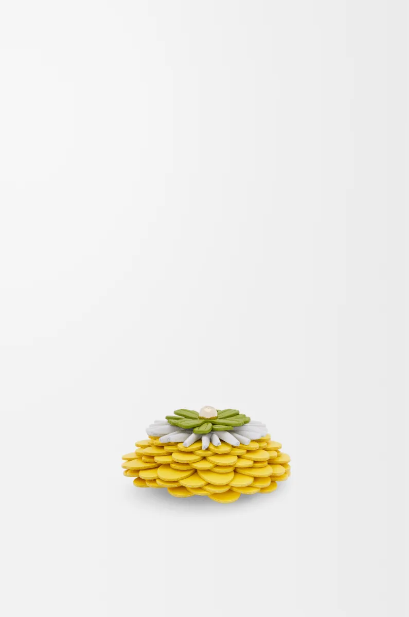 牛皮革花卉别针