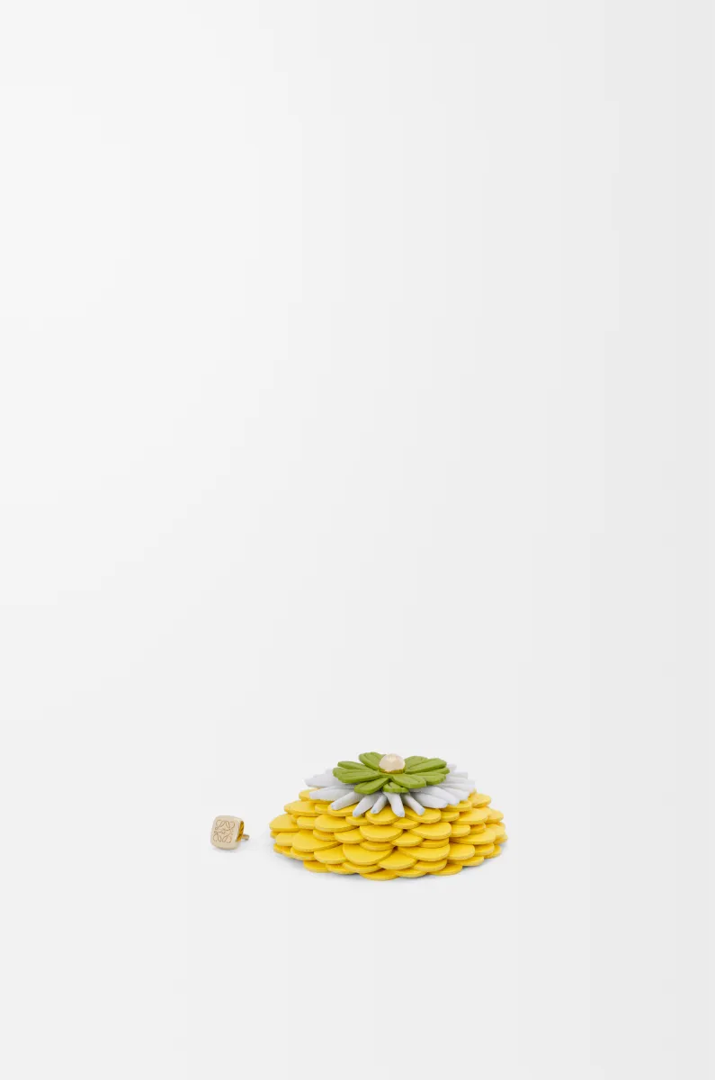 牛皮革花卉别针