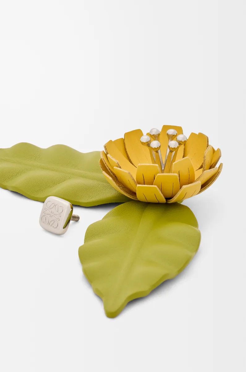 牛皮革花卉别针