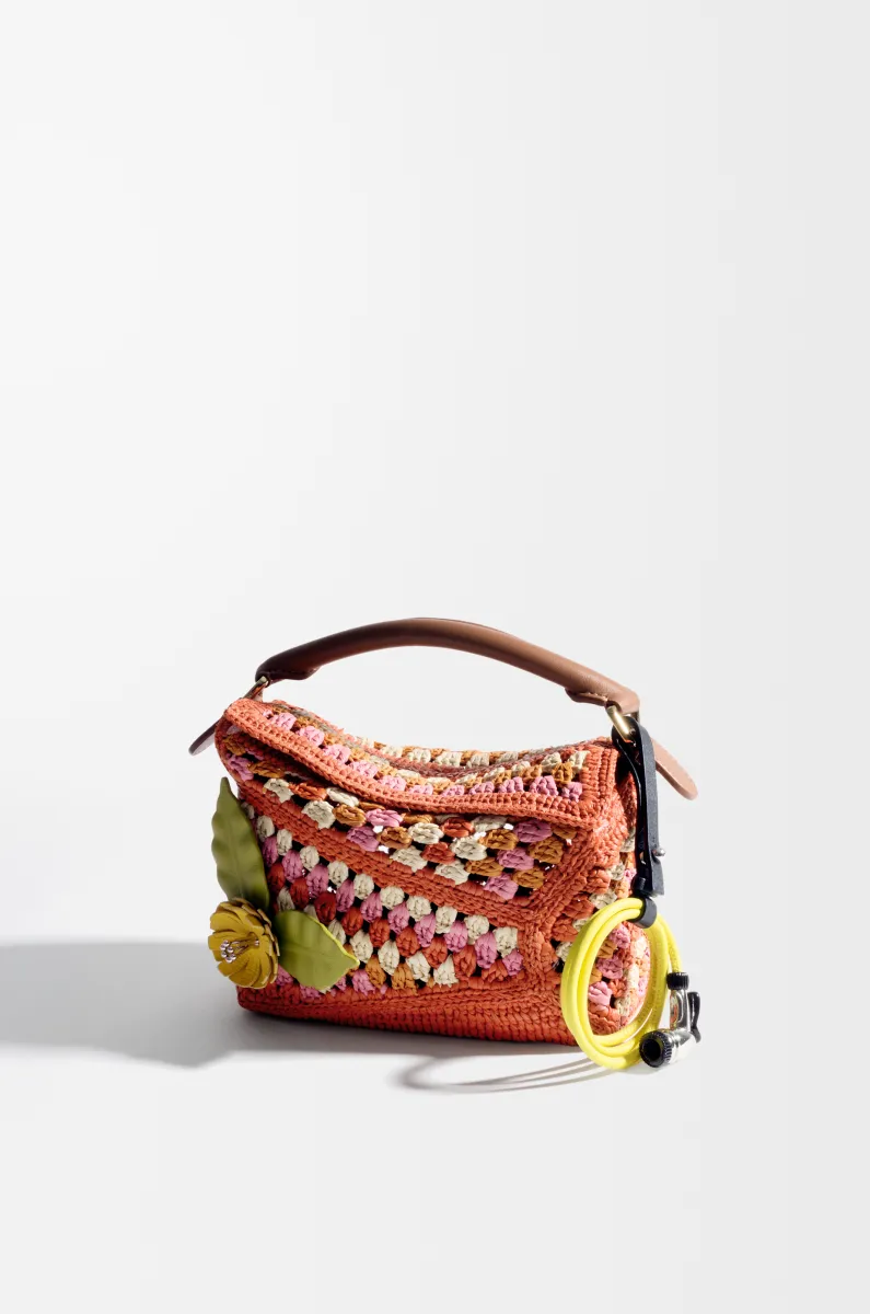 牛皮革花卉别针