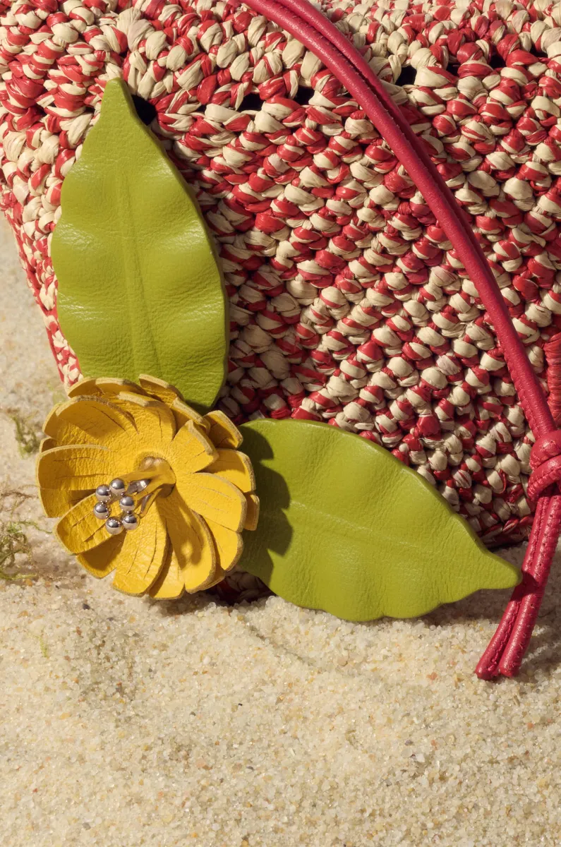 牛皮革花卉别针