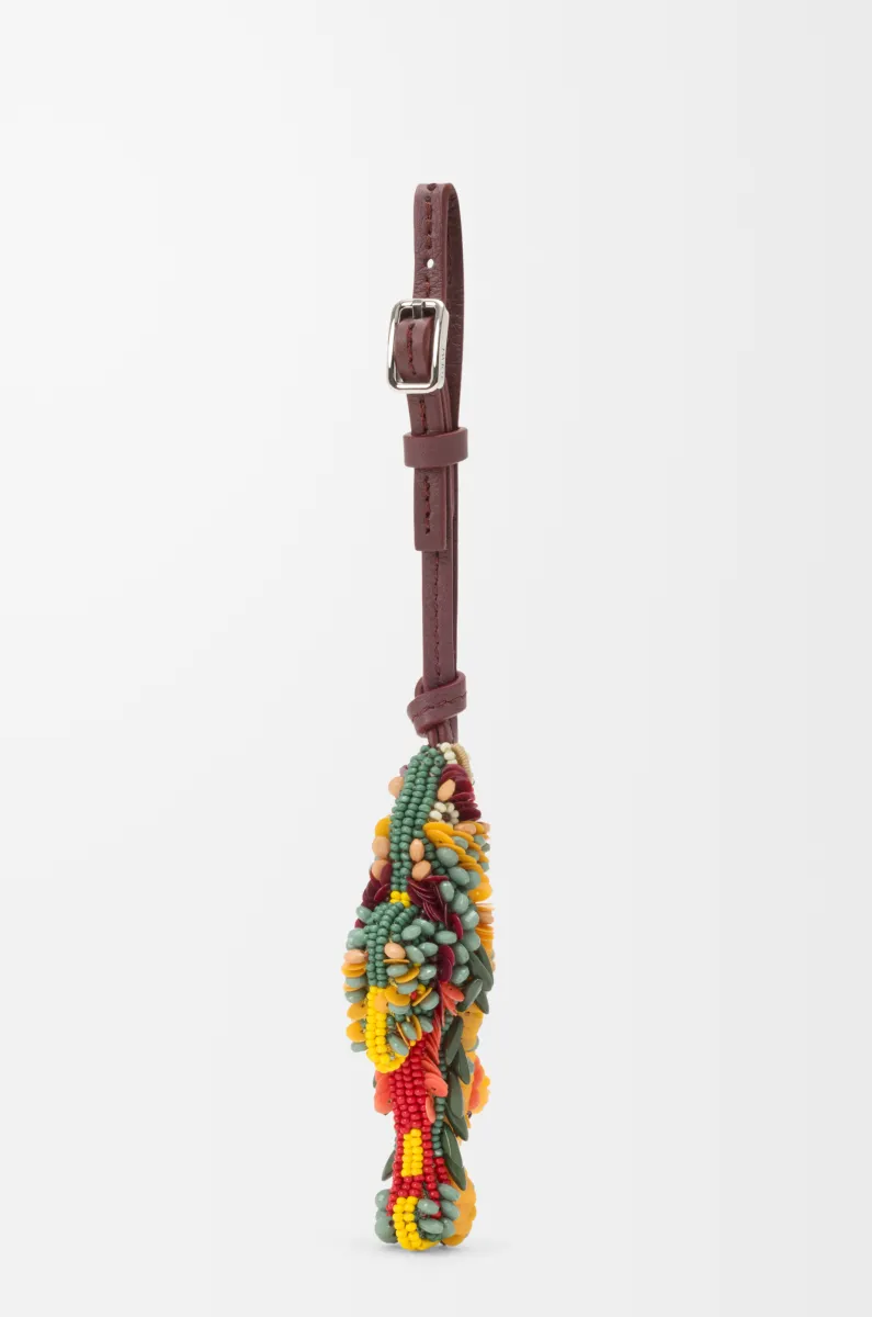 毛毡、珠饰和牛皮革小鱼挂饰