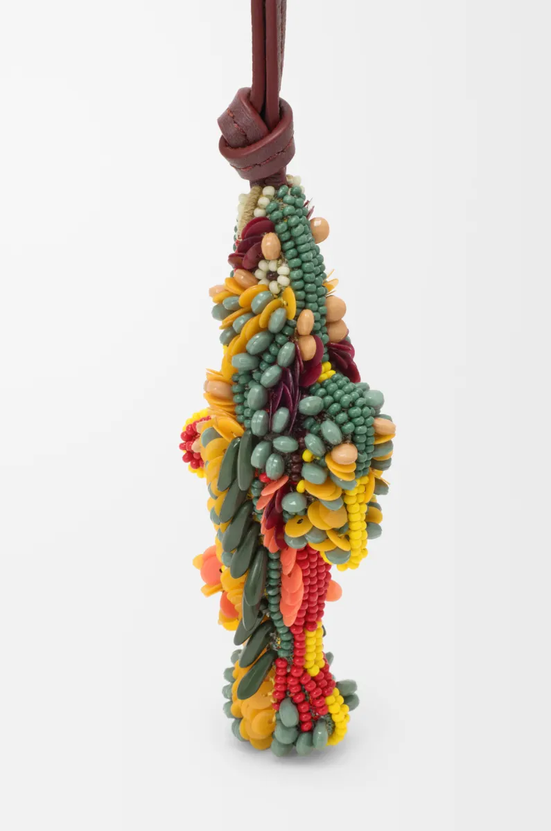 毛毡、珠饰和牛皮革小鱼挂饰