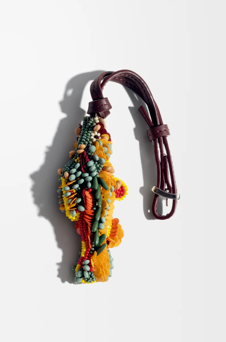 毛毡、珠饰和牛皮革小鱼挂饰