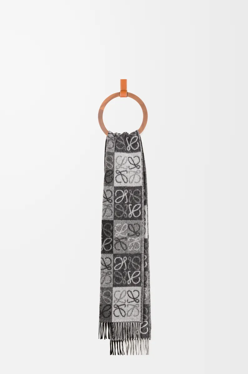 羊毛和羊绒棋盘格围巾