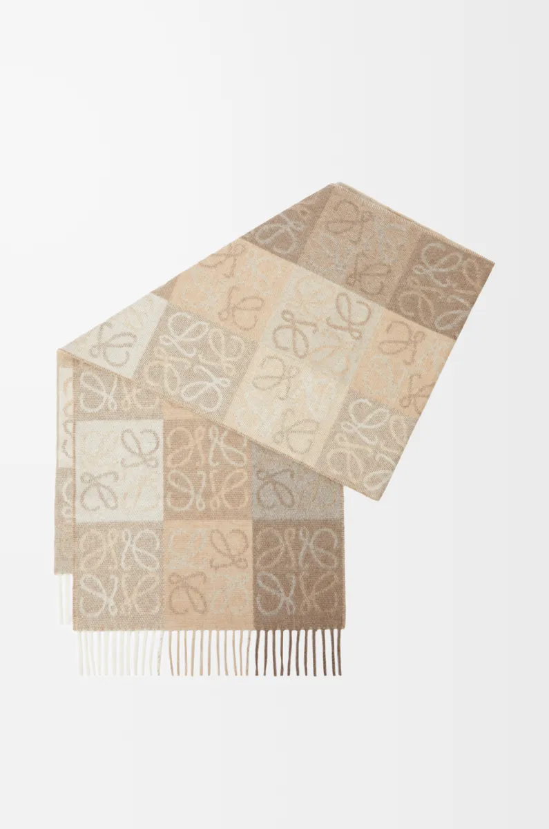 羊毛和羊绒棋盘格围巾