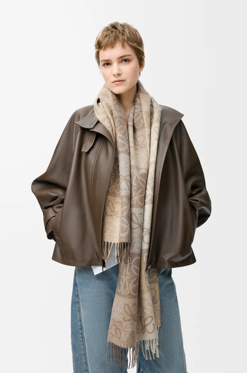 羊毛和羊绒棋盘格围巾