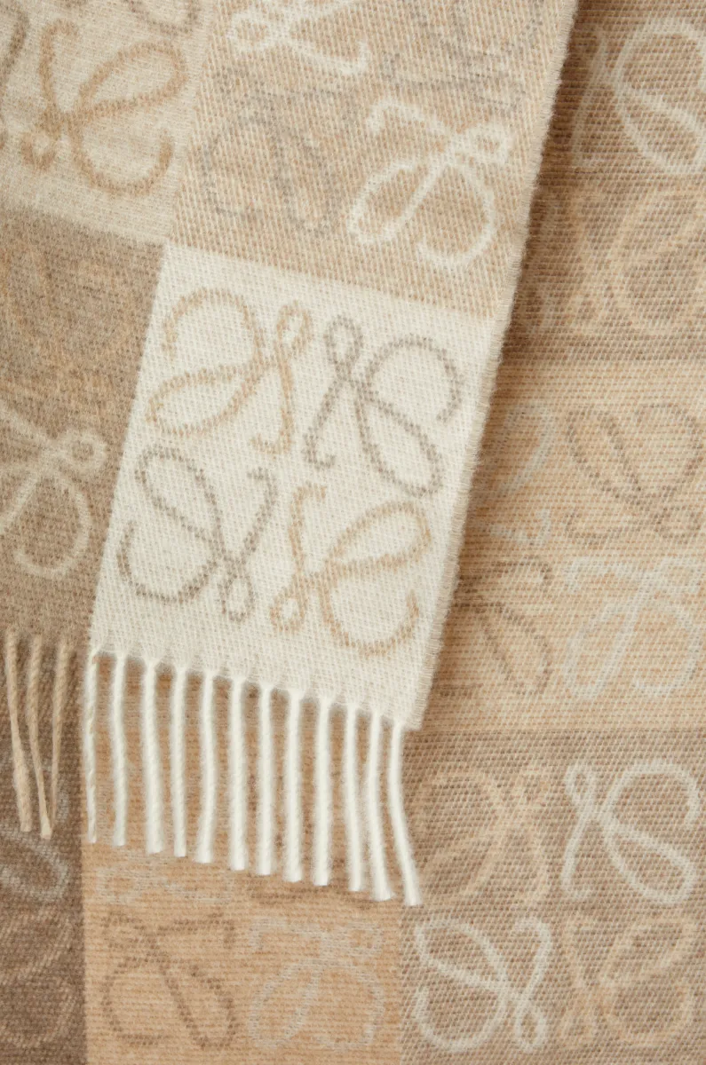 羊毛和羊绒棋盘格围巾